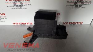 Usados Caja de batería Volkswagen Touran (1T1/T2) 1.9 TDI 105 Euro 3 Precio € 35,00 Norma de margen ofrecido por Venema Autoparts