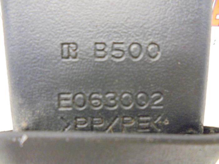 Insertion ceinture de sécurité avant gauche d'un Daihatsu Cuore (L251/271/276)  2006
