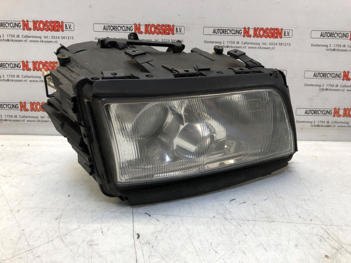 Używane Reflektor prawy Audi S8 (D2) S8 4.2 V8 32V Cena na żądanie oferowane przez N Kossen Autorecycling BV