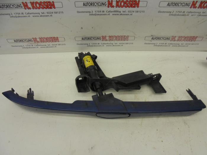 Headlight washer from a BMW 3 serie (E46/4) 318i 16V 2001