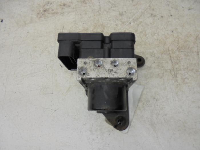 Używane Pompa ABS Peugeot 206+ (2L/M) 1.4 XS Cena € 200,00 Procedura marży oferowane przez N Kossen Autorecycling BV