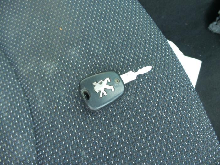 Set of locks from a Peugeot 206+ (2L/M) 1.4 XS 2010
