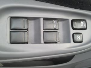 Gebrauchte Elektrisches Fenster Schalter Nissan Almera (N16) 1.5 16V Preis auf Anfrage angeboten von N Kossen Autorecycling BV