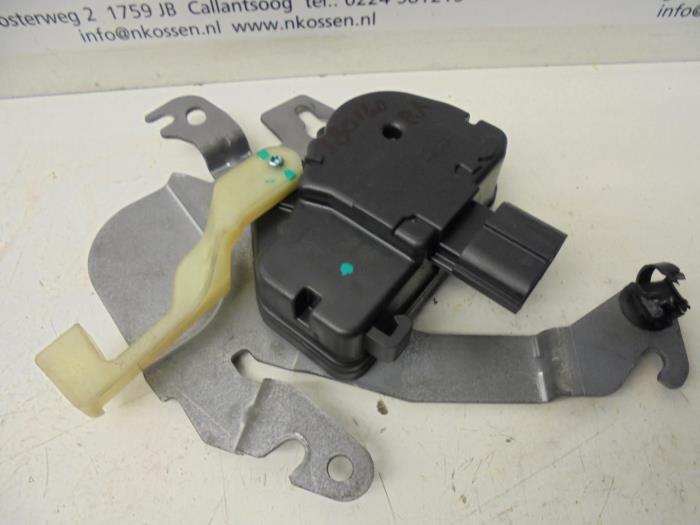 Central door locking module from a Chrysler Voyager 2008