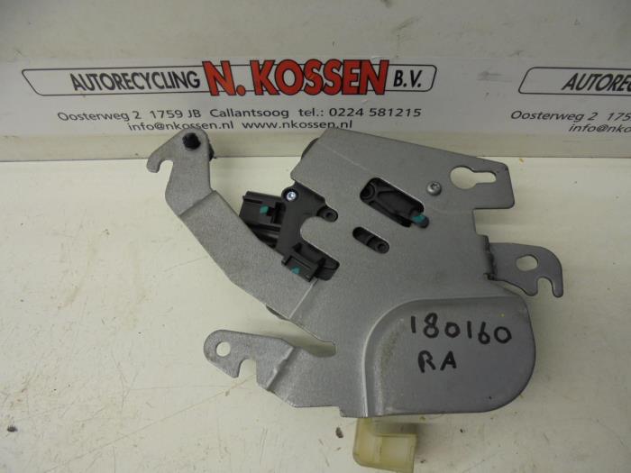 Central door locking module from a Chrysler Voyager 2008