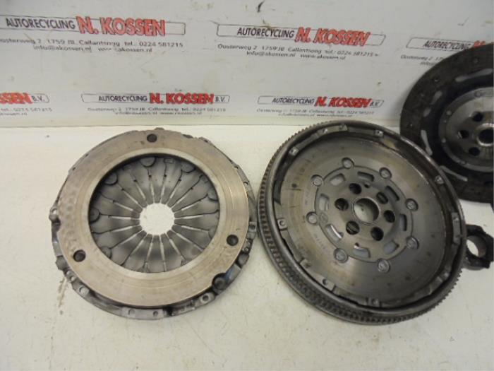 Clutch kit (complete) from a Volkswagen Golf 2009