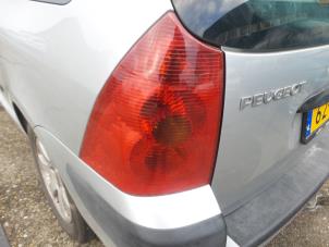 Używane Tylne swiatlo pozycyjne lewe Peugeot 307 Break (3E) 1.6 16V Cena na żądanie oferowane przez N Kossen Autorecycling BV