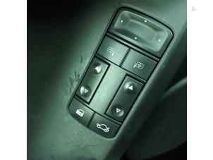 Usados Interruptor de ventanilla eléctrica Opel Vectra C GTS 2.2 DIG 16V Precio de solicitud ofrecido por N Kossen Autorecycling BV