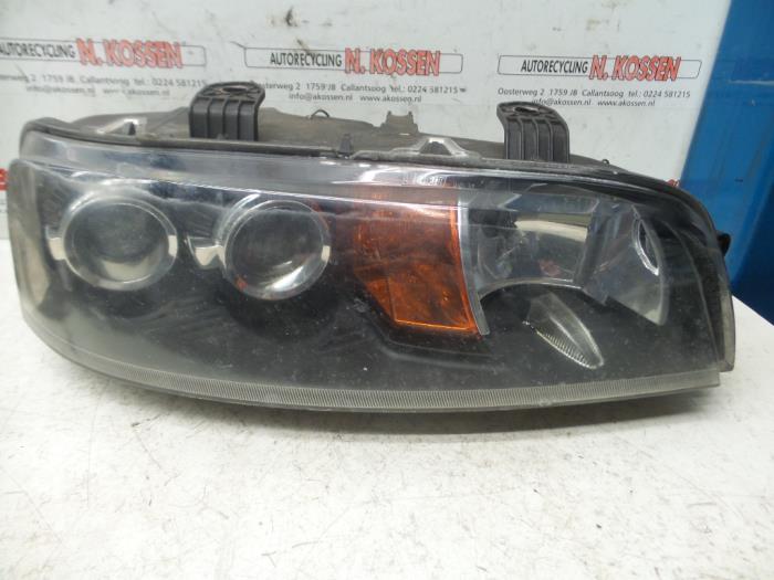 Używane Reflektor prawy Fiat Punto II (188) 1.2 16V Cena na żądanie oferowane przez N Kossen Autorecycling BV