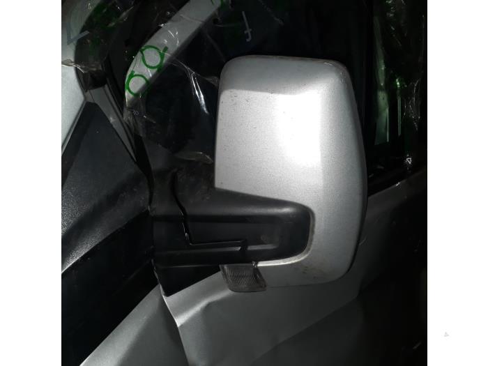 Tapa de retrovisor izquierda de un Ford Transit 2016