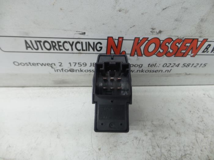 Usados Interruptor de ventanilla eléctrica Volvo XC70 (SZ) XC70 2.4 T 20V Precio de solicitud ofrecido por N Kossen Autorecycling BV