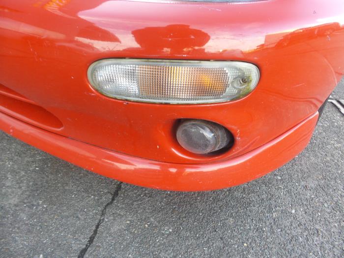 Luz antiniebla izquierda delante de un Mazda MX-3 1.8i V6 24V 1998