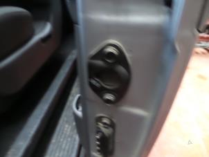 Usagé Mécanique de verrouillage porte coulissante gauche Hyundai H300 Prix sur demande proposé par N Kossen Autorecycling BV