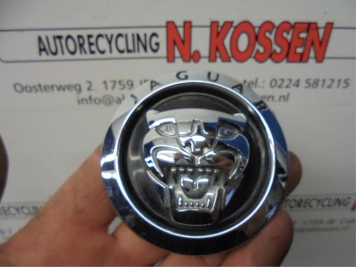 Używane Emblemat Jaguar XF Cena na żądanie oferowane przez N Kossen Autorecycling BV