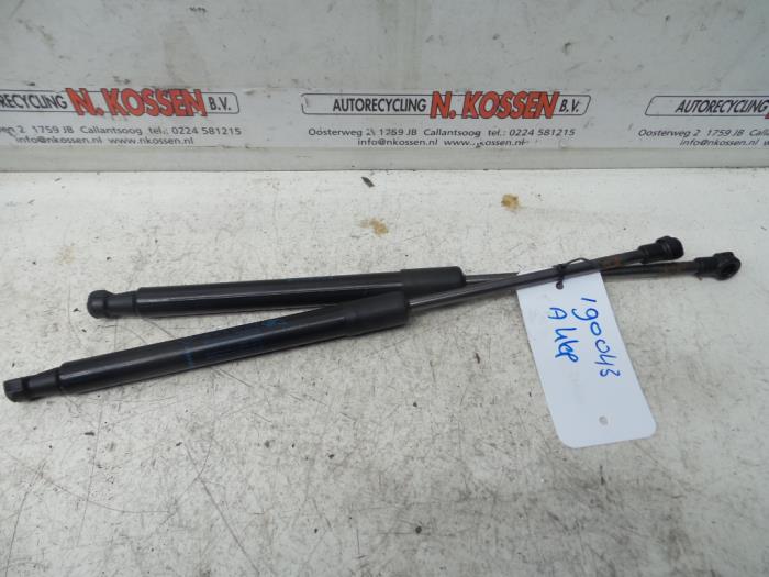 Set of tailgate gas struts from a Renault Twingo II (CN) 1.2 16V 2014