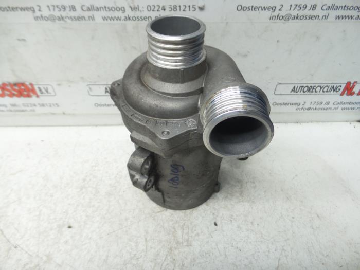 Begagnade Vattenpump BMW 3 serie (E93) 325i 24V Pris på förfrågan erbjuds av N Kossen Autorecycling BV