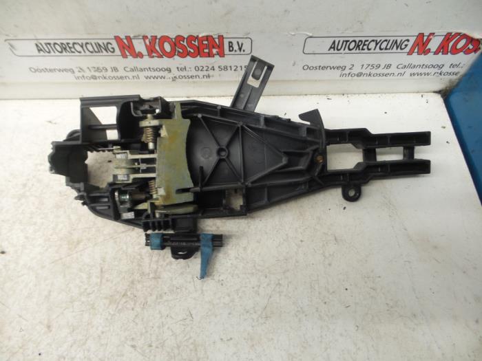 Begagnade Handtag BMW 3 serie (E93) 325i 24V Pris på förfrågan erbjuds av N Kossen Autorecycling BV