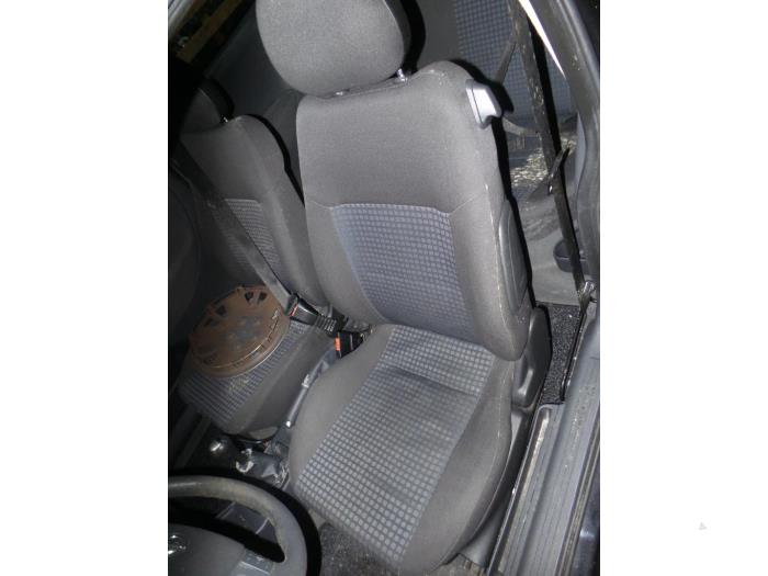 Seat, left from a Opel Corsa C (F08/68) 1.2 16V 2003