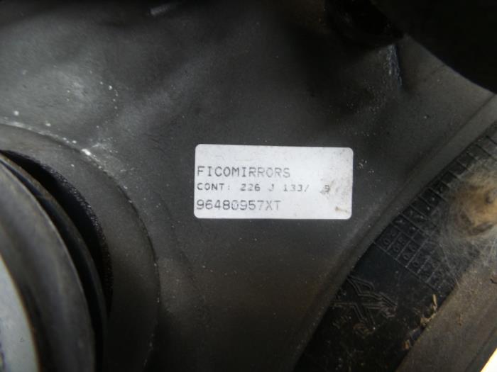 Retrovisor externo derecha de un Peugeot 206 (2A/C/H/J/S) 1.4 HDi 2005