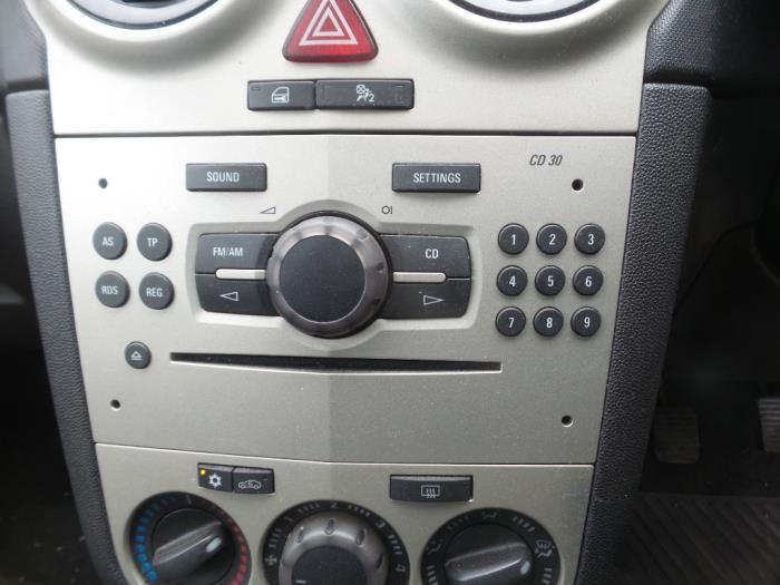 Reproductor de CD y radio de un Opel Corsa 2007