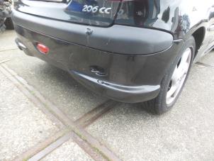 Używane Zderzak tylny Peugeot 206 CC (2D) 1.6 16V Cena na żądanie oferowane przez N Kossen Autorecycling BV