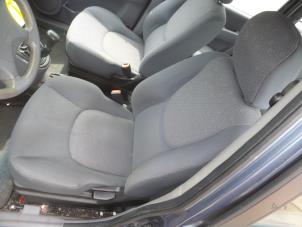 Used Seat, left Hyundai Matrix 1.6 16V Price on request offered by N Kossen Autorecycling BV