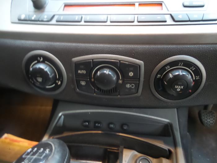 Panel de control de aire acondicionado de un BMW Z4 2004
