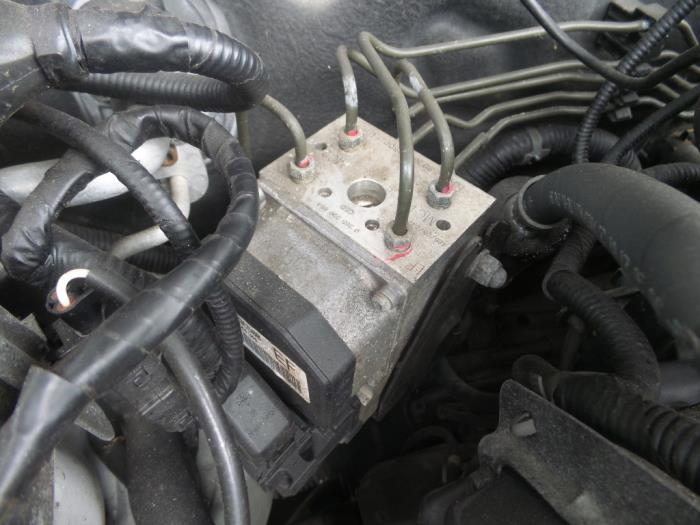 Usagé Bloc ABS Kia Magentis (GD) 2.5 V6 24V Prix sur demande proposé par N Kossen Autorecycling BV