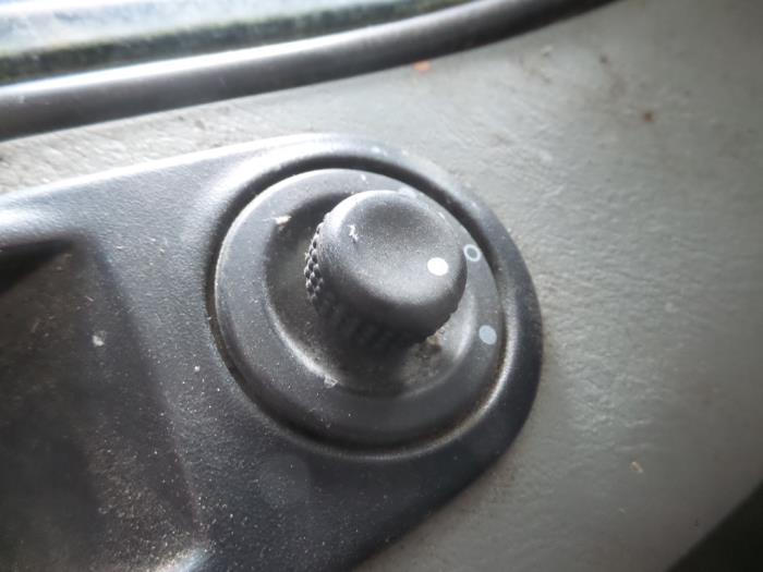 Interruptor de retrovisor de un Nissan Primastar 1.9 dCi 100 2006