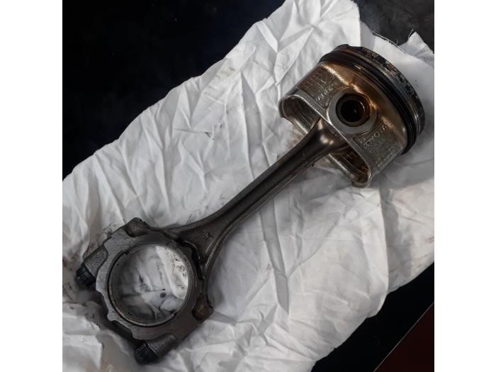 Usados Pistón Daihatsu Cuore (L251/271/276) 1.0 12V DVVT Precio de solicitud ofrecido por N Kossen Autorecycling BV