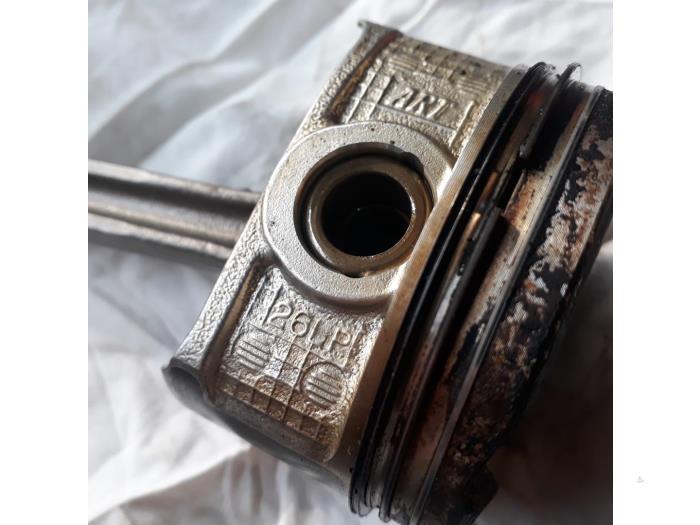 Usados Pistón Daihatsu Cuore (L251/271/276) 1.0 12V DVVT Precio de solicitud ofrecido por N Kossen Autorecycling BV