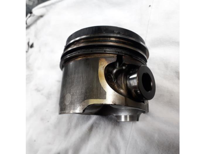Usagé Piston Renault Clio Prix sur demande proposé par N Kossen Autorecycling BV