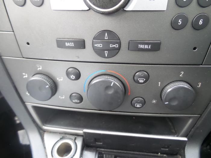 Panel de control de aire acondicionado de un Opel Vectra 2004