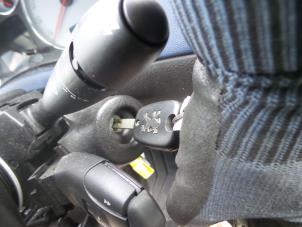 Usados Cilindro de juego de cerraduras (completo) Peugeot 307 Precio de solicitud ofrecido por N Kossen Autorecycling BV