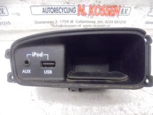 Usados Conexión AUX-USB Hyundai H300 Precio de solicitud ofrecido por N Kossen Autorecycling BV