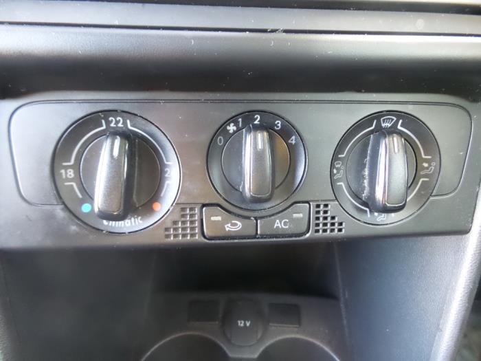 Panel de control de aire acondicionado de un Volkswagen Polo 2010