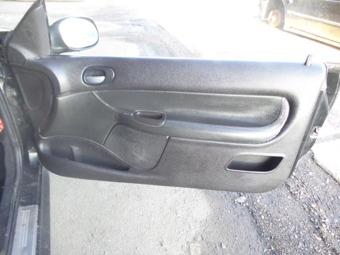 Tapizado de puerta de 2 puertas derecha de un Peugeot 206 CC (2D) 1.6 16V 2002