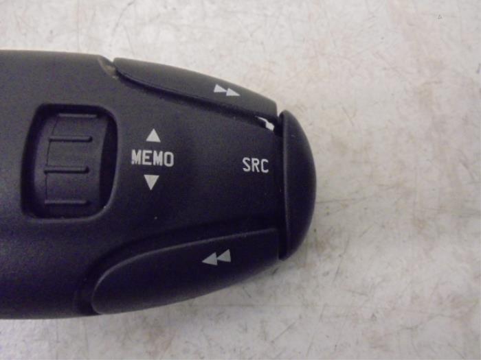 Steering wheel mounted radio control from a Lancia Phedra 3.0 V6 24V 2003