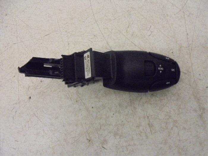 Steering wheel mounted radio control from a Lancia Phedra 3.0 V6 24V 2003