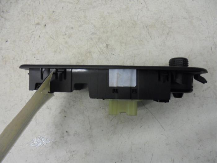 Mirror switch from a Renault Clio IV (5R) 0.9 Energy TCE 90 12V 2016