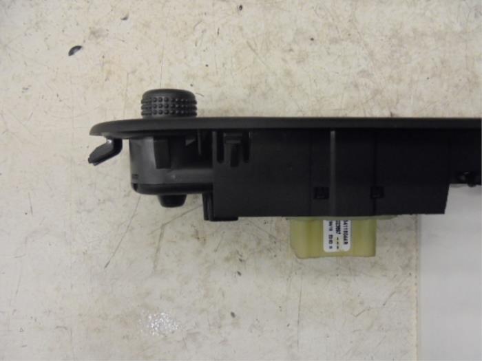 Mirror switch from a Renault Clio IV (5R) 0.9 Energy TCE 90 12V 2016