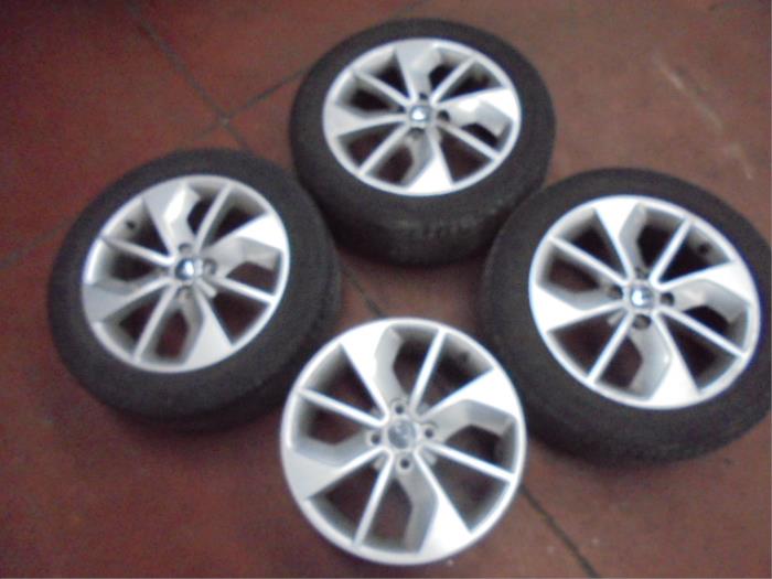 Set of sports wheels from a Renault Clio IV (5R) 0.9 Energy TCE 90 12V 2016