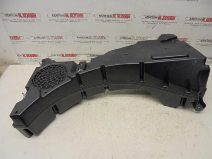 Używane Subwoofer Landrover Freelander II 3.2 l6 24V Cena na żądanie oferowane przez N Kossen Autorecycling BV