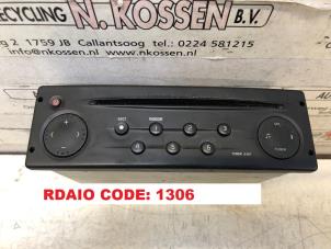 Gebrauchte Radio CD Spieler Renault Master III (FD/HD) 2.5 dCi 16V Preis auf Anfrage angeboten von N Kossen Autorecycling BV