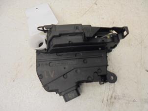 Used Door lock mechanism 4-door, front left Renault Clio IV (5R) 0.9 Energy TCE 90 12V Price on request offered by N Kossen Autorecycling BV