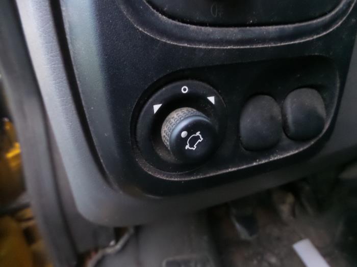 Interruptor de retrovisor de un Ford Transit 2.0 TDdi 16V 260S 2002