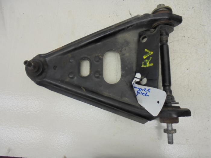 Used Engine mount Smart Fortwo Price on request offered by N Kossen Autorecycling BV