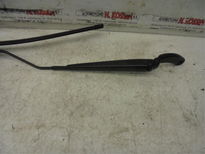 Front wiper arm from a Renault Clio IV (5R) 0.9 Energy TCE 90 12V 2016