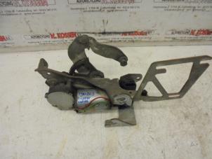 Used Wiper mechanism Mercedes CLK (W209) 5.0 500 V8 24V Price on request offered by N Kossen Autorecycling BV