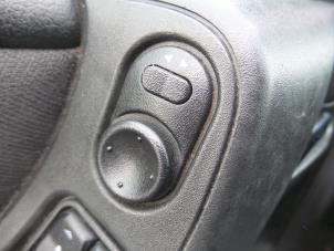 Usados Interruptor de retrovisor Opel Zafira (F75) 2.2 16V Precio de solicitud ofrecido por N Kossen Autorecycling BV
